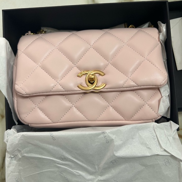 Brand New Pink Chanel Makeup Gift with Purchase /VIP Crossbody Bag - Picture 1 of 8